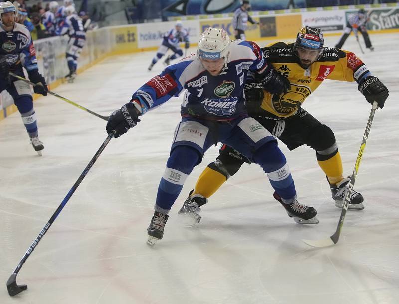 Hokejisté brněnské Komety (v modrém) v posledním 52. kole základní části extraligy přehráli poslední Litvínov 4:0.