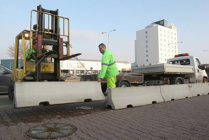 Odstraňování betonových bloků v brněnské ulici Sportovní.