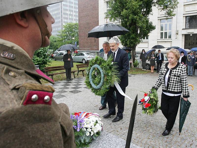 Připomenout si výročí 127. narozenin druhého československého prezidenta Edvarda Beneše přijelo v sobotu osm československých veteránů jednotek RAF a pozemního vojska z druhé světové války, kteří žijí ve Velké Británii.