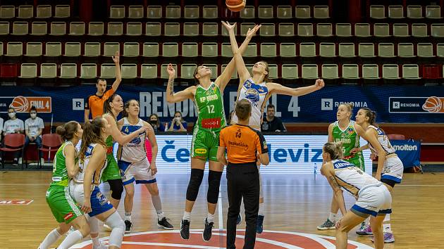 Basketbalistky KP Brno (v zeleném dresu) před novým ročníkem omladily.