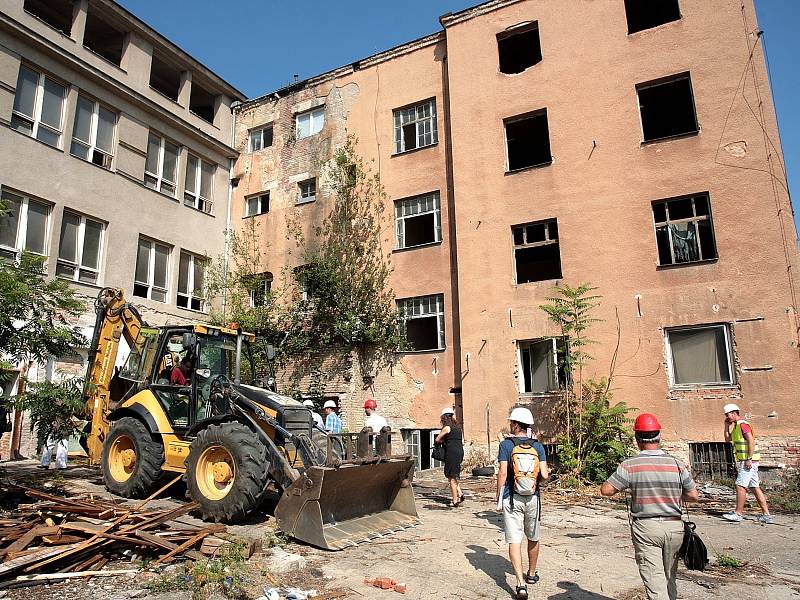 Bývalá nábytkářská továrna v ulici U Červeného mlýna v brněnském Králově Poli musí ustoupit stavbě nového šestipatrového bytového domu Ponavia rezidence.