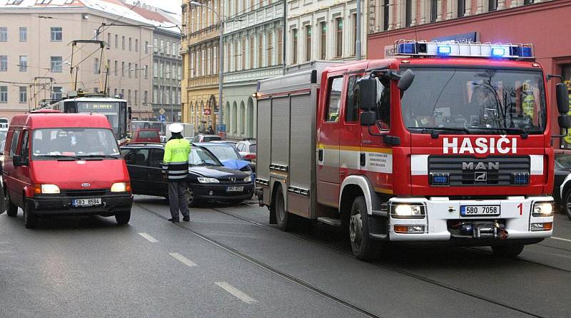 Nehoda dvou osobních aut v Rooseveltově ulici v Brně komplikovala dopravu.