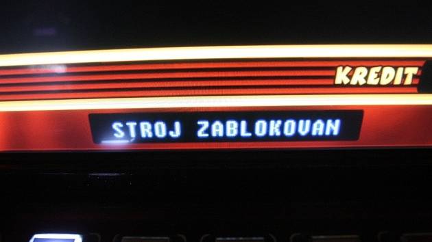 Na stovkách videoloterijních terminálů v Brně si už gambleři nezahrají. I přesto, že v hernách stále stojí, nefungují.