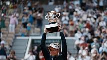 K triumfu na Roland Garros pogratulovaly tenistce Barboře Krejčíkové krajanky i současné a bývalé hvězdy. Pohár pro vítězku převzala od legendární Martiny Navrátilové. Krejčíková se stala jednou z nejneočekávanějších vítězek French Open v jeho historii. 