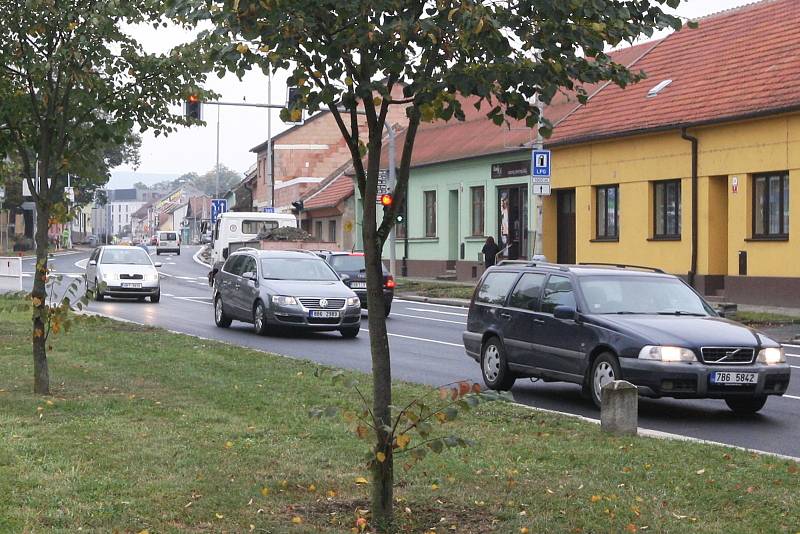 Řidiči, kteří projíždějí Kuřimí na Brněnsku, si od pátka konečně mohou oddechnout. Po třech měsících oprav se totiž otevřel průtah městem. Silnice je tak průjezdná o tři týdny dříve, než bylo původně v plánu.