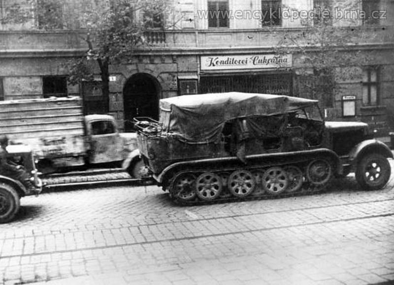 Ústup Němců Palackého třídou v Králově Poli (25. duben 1945). Foto Otakar Rybák.