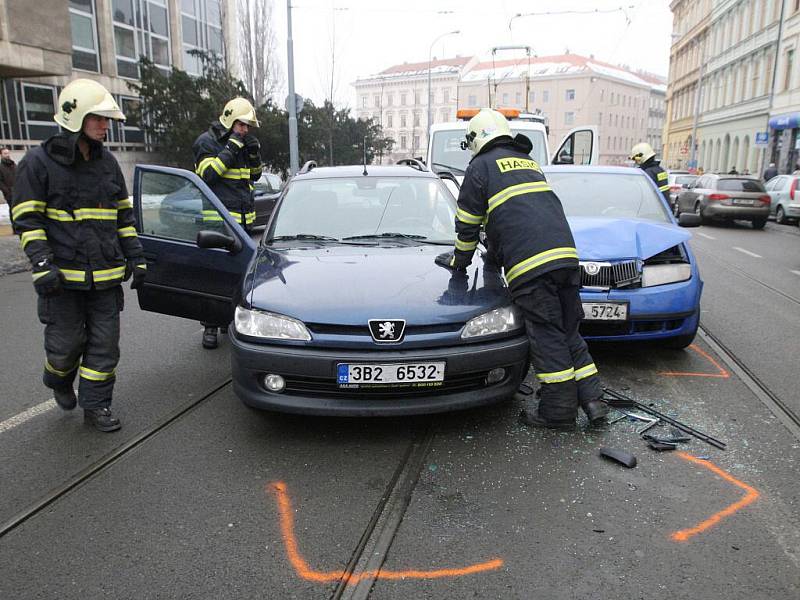 Nehoda dvou osobních aut v Rooseveltově ulici v Brně komplikovala dopravu.