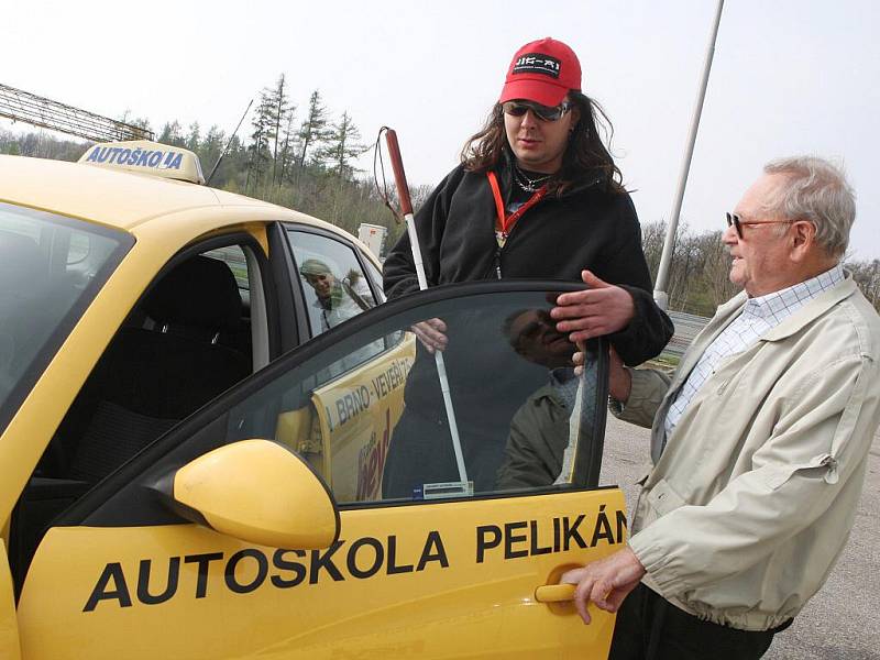 Nevidomí řidiči zkoušeli jízdu po brněnském Masarykově okruhu.