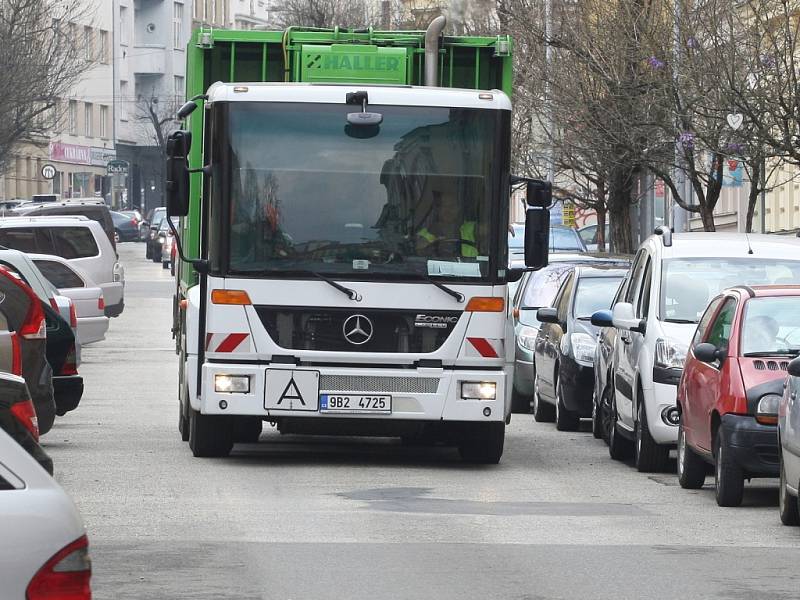 Řidiči v Brně svým parkováním mnohdy ohrožují životy jiných. Často totiž nenechají na silnici třímetrový prostor pro velká auta hasičů a záchranářů.