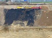 Firmu Pískovna Černovice podezřívají, že na pronajatém pozemku ukládá nebezpečný odpad. Prověří to inspekce.