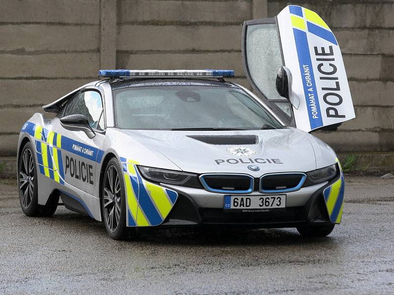 Nové hybridní BMW i8 jihomoravských policistů využívá pohon na elektřinu i spalovací motor.