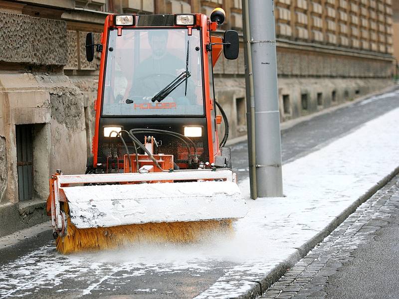 Sněžení zaměstnalo v noci na neděli silničáře v Brně a okolí. Na své trasy vyjížděli od osmi večer až do šesti ráno.