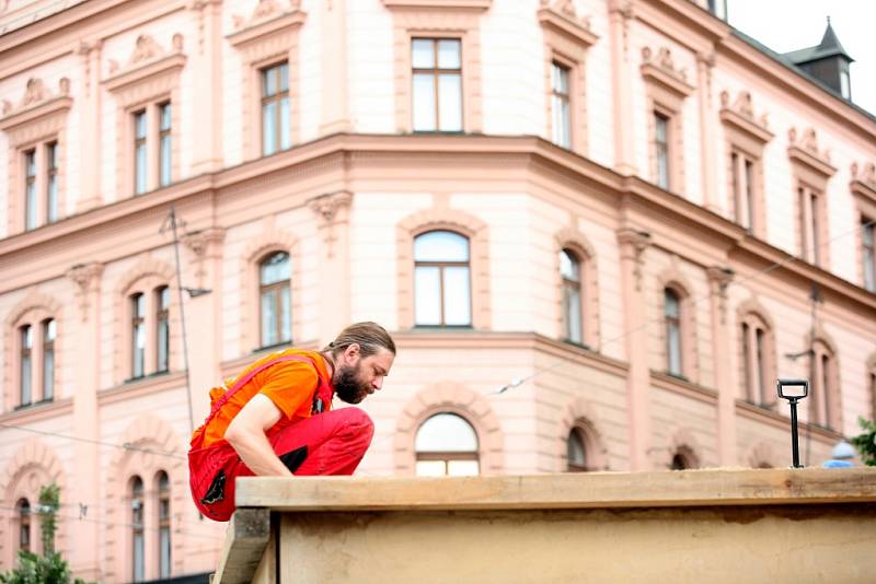 Sochy v písku budou Brňany těšit ještě další dva měsíce.