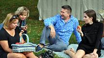Akce Česko jde spolu na piknik vyzvala lidi z různých míst naší země, aby pořádali ve stejný čas piknik. Na snímku setkání v Zámecké zahradě v teplicích roku 2019.
