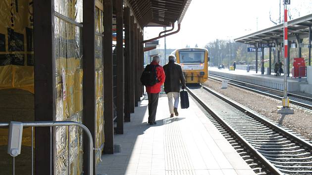 Velký jeřáb položí panely. U nádraží v Třebíči bude rušno, kvůli rekonstrukci