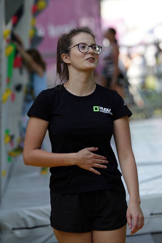 Olympijský festival přilákal v den zahájení stovky diváků. V areálu na brněnské Riviéře si mohli lidé vyzkoušet desítky různých olympijských sportů a je pro ně připraveno sportovní i relaxační zázemí.