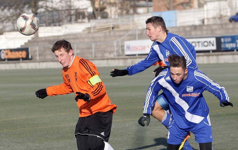 Fotbalisté Znojma (v oranžovém) si poradili s druholigovým Frýdkem-Místkem.