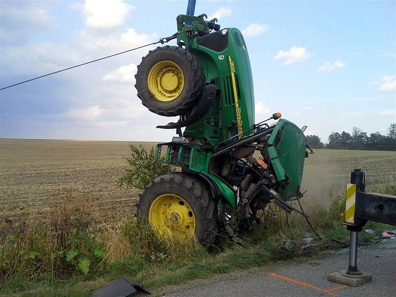 Převrácený traktor i s vlečkou plnou oblií u Prace na Brněnsku.