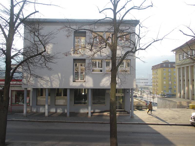 KATASTRÁLNÍ ÚŘAD. V letech 1959-1960 vyrostla budova ONV v Blansku na dnešním nám. Republiky. Navrhl ji architekt Arnošt Krejza. K ní byl v roce 1961 přistavěn do dnešní Seifertovy ulice Okresní sekretariát KSČ, teď sídlo katastrálního úřadu.