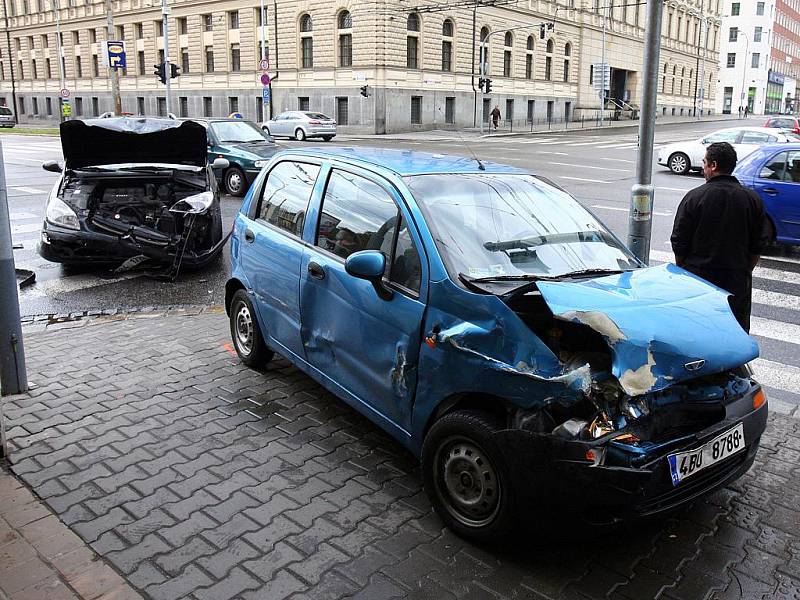 Osobní automobil Daewoo po střetu s Citroenem na křižovatce ulic Koliště a Cejl.