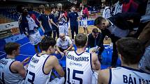 Basketbalisté Brna (v bílých dresech) si ve středu poradili doma s Ostravou. Foto: Jan Russnák