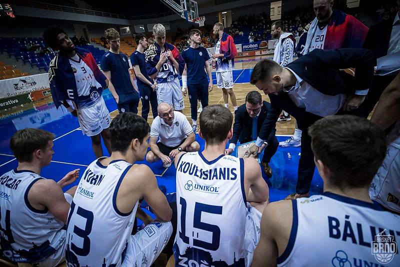 Basketbalisté Brna (v bílých dresech) si ve středu poradili doma s Ostravou. Foto: Jan Russnák