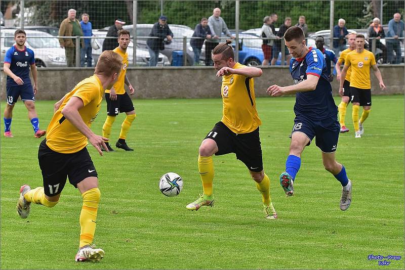 Rosičtí fotbalisté (ve žlutém) vyhráli v Blansku 1:0.