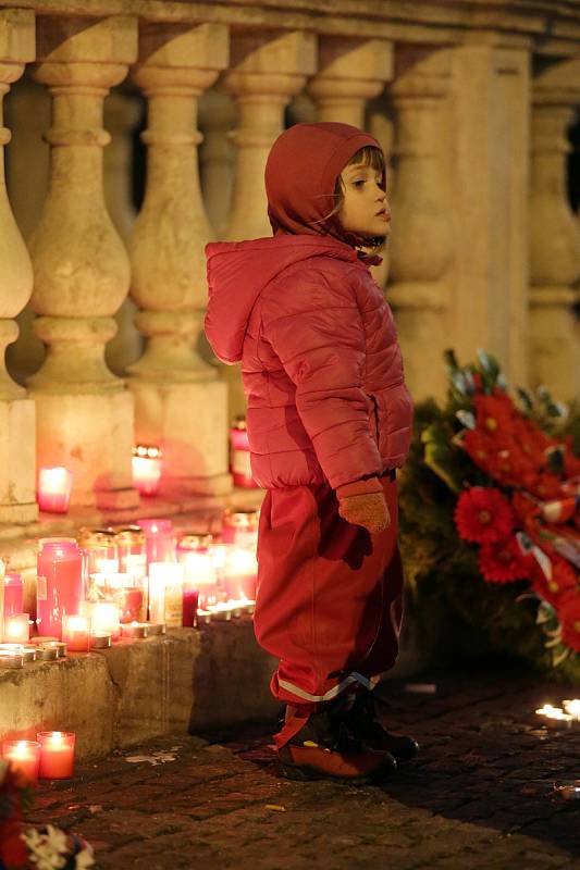 Stovky lidí se přišly podívat na brněnské náměstí Svobody, aby si připomněly výročí Sametové revoluce, která začala 17. listopadu roku 1989.