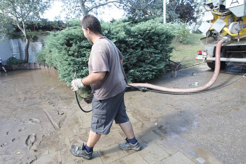 Bahno a voda v podchodu na Staré osadě po pondělní bouřce.