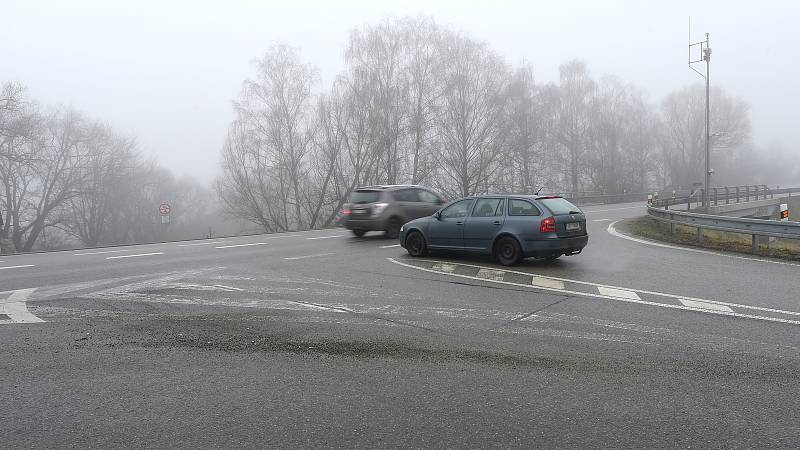 Jedno z problémových míst na silnici I/43 - křižovatka u kuřimské části Podlesí.