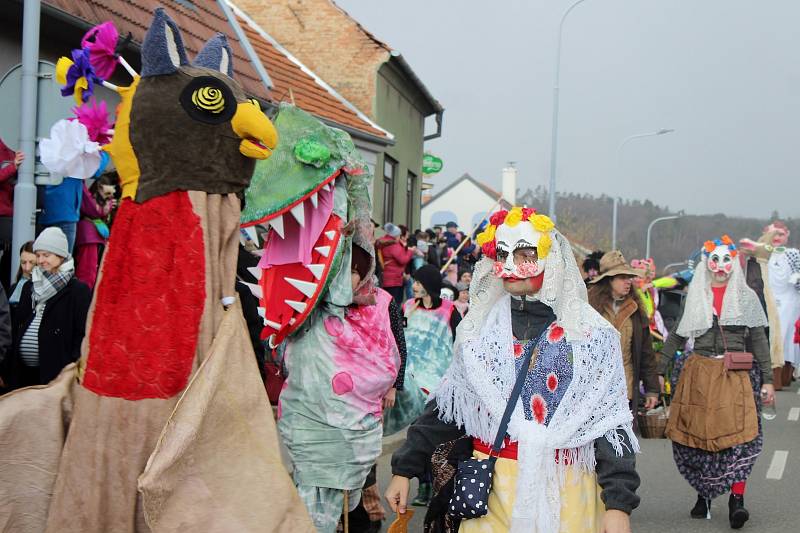 Brněnskou Líšní prošel v sobotu odpoledne průvod krojovaných a maškar.