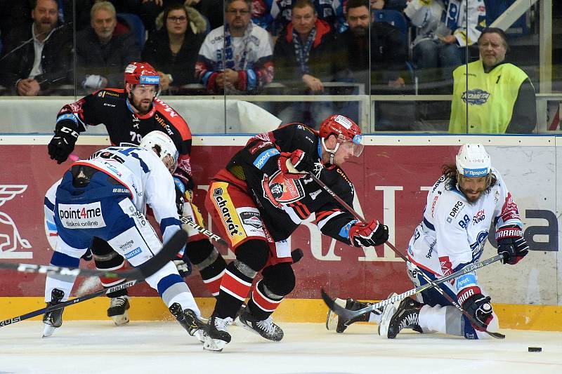 Třetí čtvrtfinálový zápas mezi hokejisty HC Kometa Brno (v bílém) a Hradce Králové.