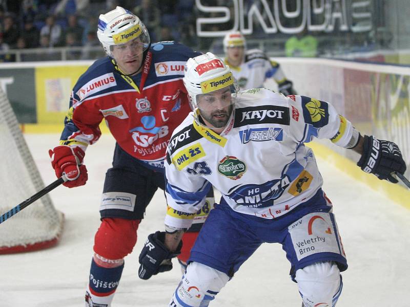 Kometa (v bílém) zdolala Pardubice 5:4.