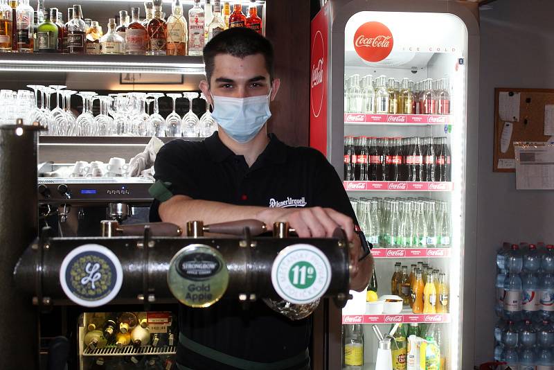 Lidé poprvé po dlouhé době zamířili v pondělí na oběd i do vnitřních prostor restaurací. Třeba do Štatlu na brněnském náměstí Svobody.