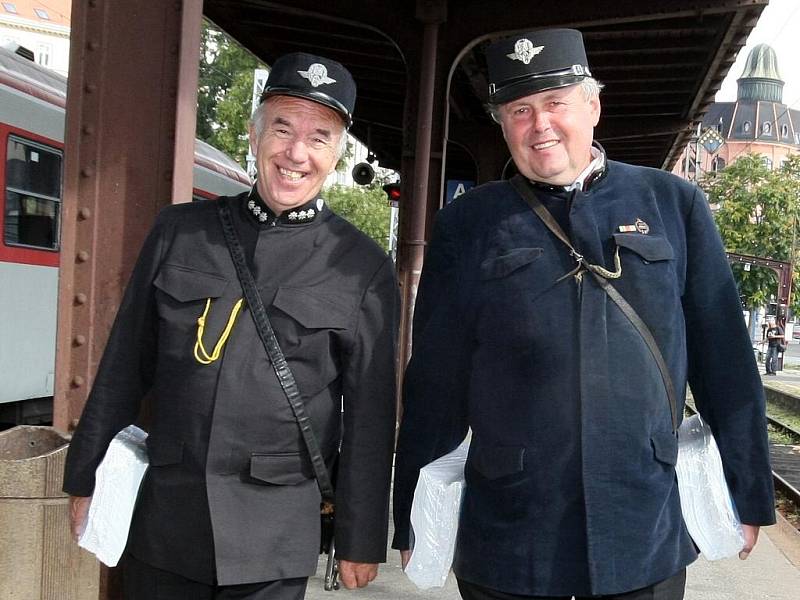 Historický vlak tažený parní lokomotivou Skaličák vyrazil v sobotu krátce po jedenácté hodině z brněnského hlavního vlakového nádraží do Ivančic a Oslavan na Brněnsku. 