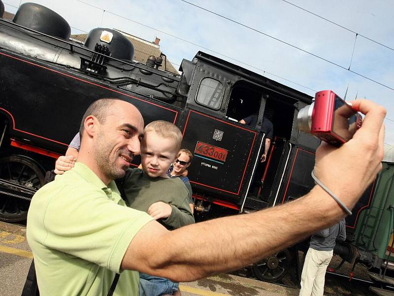 Historický vlak tažený parní lokomotivou Skaličák vyrazil v sobotu krátce po jedenácté hodině z brněnského hlavního vlakového nádraží do Ivančic a Oslavan na Brněnsku. 