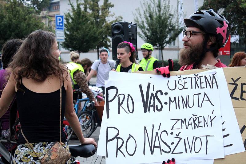 Členové Brněnské Cykloguerilly zatarasili provoz na křižovatce ulic Koliště a Cejlu. Po deseti minutách místo opustili.