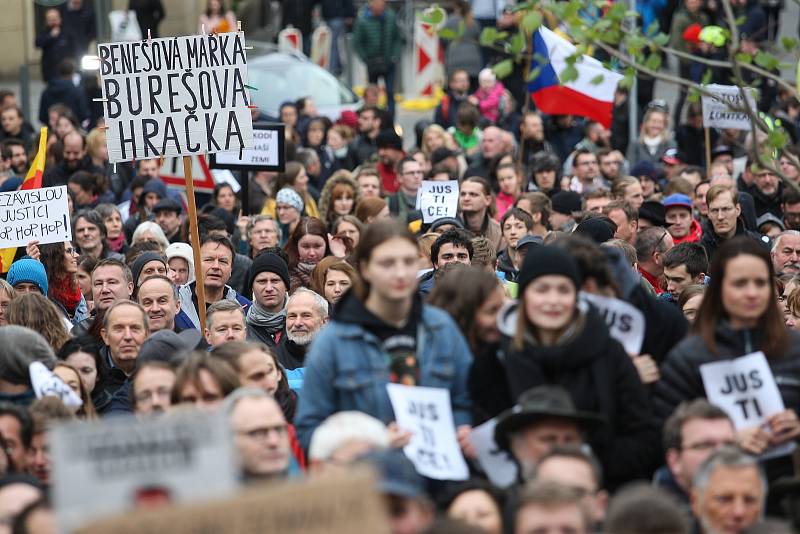 Lidé potřetí demonstrovali za nezávislou justici. Na Dominikánském náměstí se podle odhadů pořadatelů sešly tři tisíce protestujících.