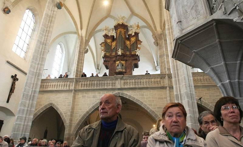 Po sedmileté rekonstrukci se v sobotu kostelem Povýšení svatého kříže v Doubravníku na Brněnsku opět v plné síle rozezněly kostelní varhany.