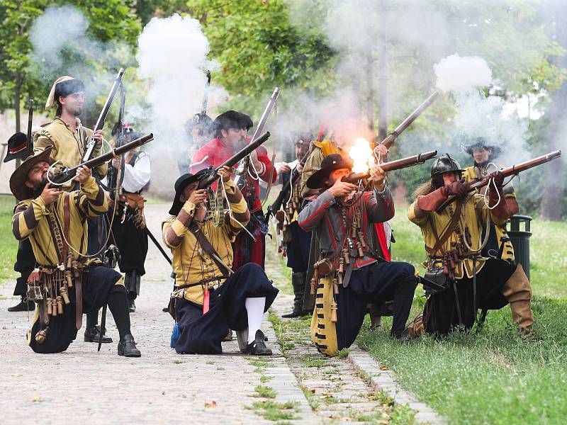 Kopec pod brněnským hradem Špilberk zaplnila bitevní vřava. Lidé přihlíželi rekonstrukci obléhání Brna z roku 1645.