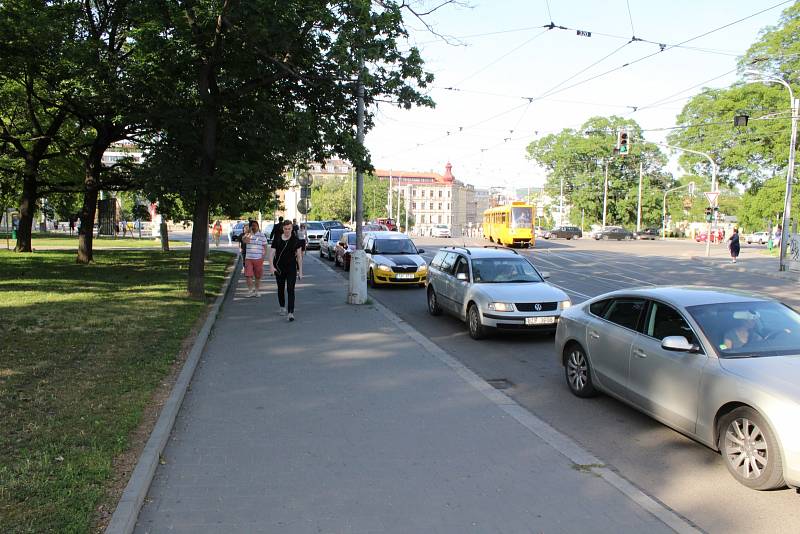 Velkou dávku trpělivosti potřebují řidiči, kteří se rozhodnou projet přes Moravské náměstí. Částečná uzavírka totiž v pondělní odpolední špičce zavinila přeplnění silnic přes Moravské náměstí.