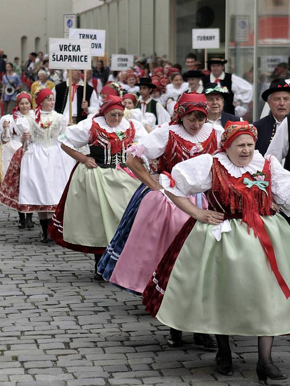 Krojovaný průvod v centru Brna. 