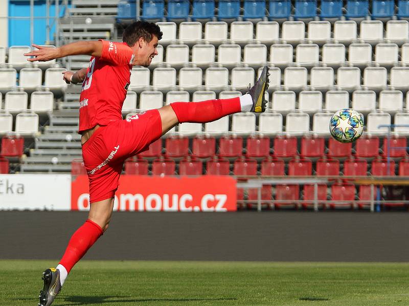 Fotbalisté Zbrojovky Brno (v červeném) prohráli oba přípravné duely na hřišti prvoligové Olomouce. Foto: Petr Nečas