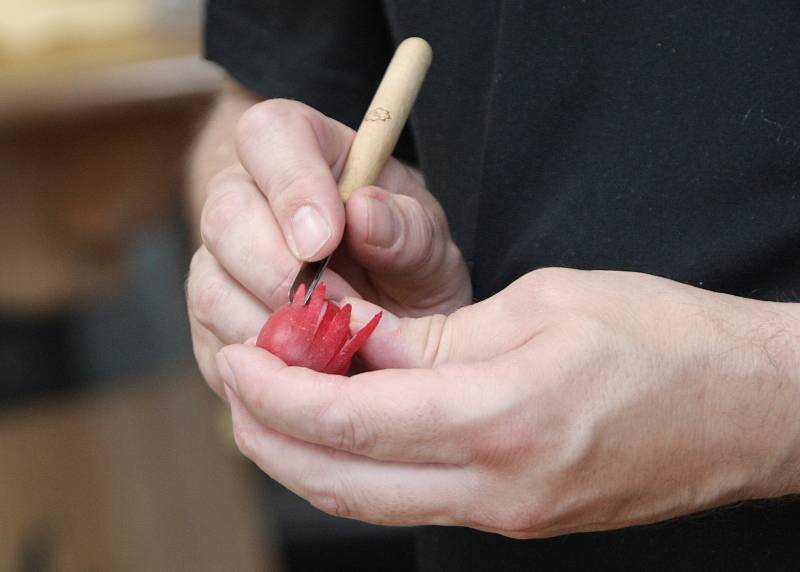  Vyřezávání ze zeleniny Brňanům na nedělním workshopu v brněnské Líšni představil Peter Formánek z Vyškova. 