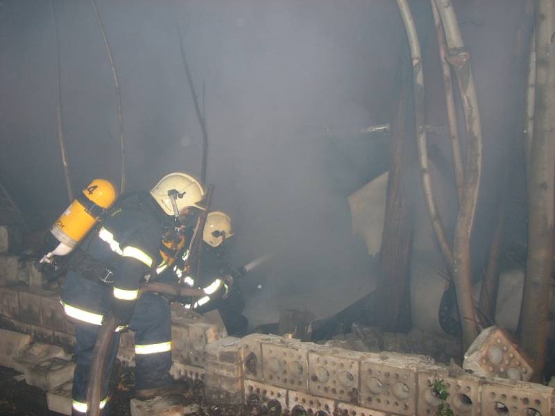 Devět hasičských jednotek a jedenáct vozů hasilo požár