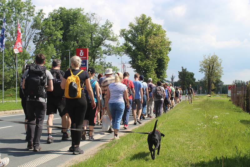 V sobotu ráno vyrazili lidé opět z Pohořelic na Pouť smíření. Připomněli si tak válečný odsun němců z Brna.