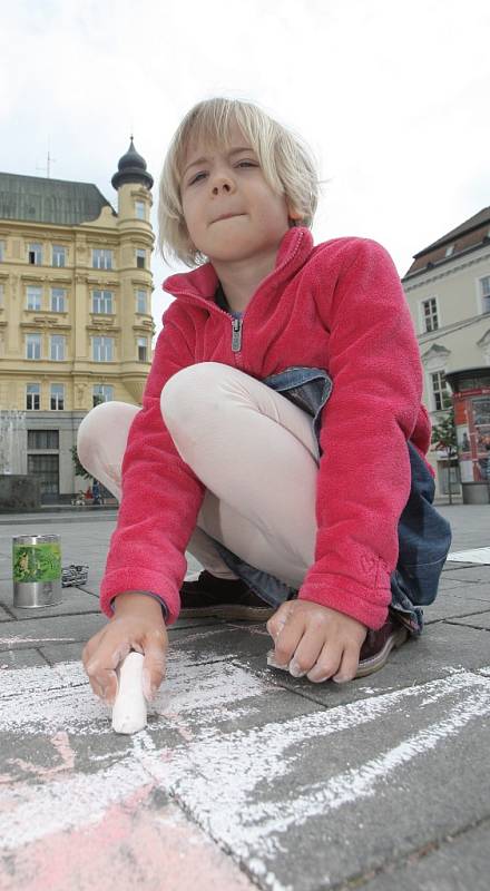 Můj porod byl vyvolávaný. Při porodu mi nastřihli hráz. S takovými transparenty popisujícími porody v brněnských nemocnicích podpořila na náměstí Svobody desítka žen péči porodních asistentek v nemocnicích i mimo ně. 