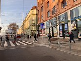 V Brně je od pondělí první sdílená zóna v České republice. Jde o prostor, kde jsou si chodci, řidiči aut a cyklisti rovni.
