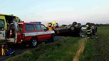 V Rajhradicích skončilo auto na střeše. FOTO: HZS JMK