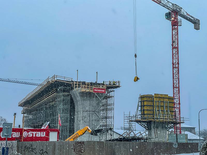 Stavba částí velkého městského okruhu Tomkovo náměstí a Rokytova pokračuje stavbou pilířů pro mostní estakádu nad maloměřickým seřaďovacím nádražím.